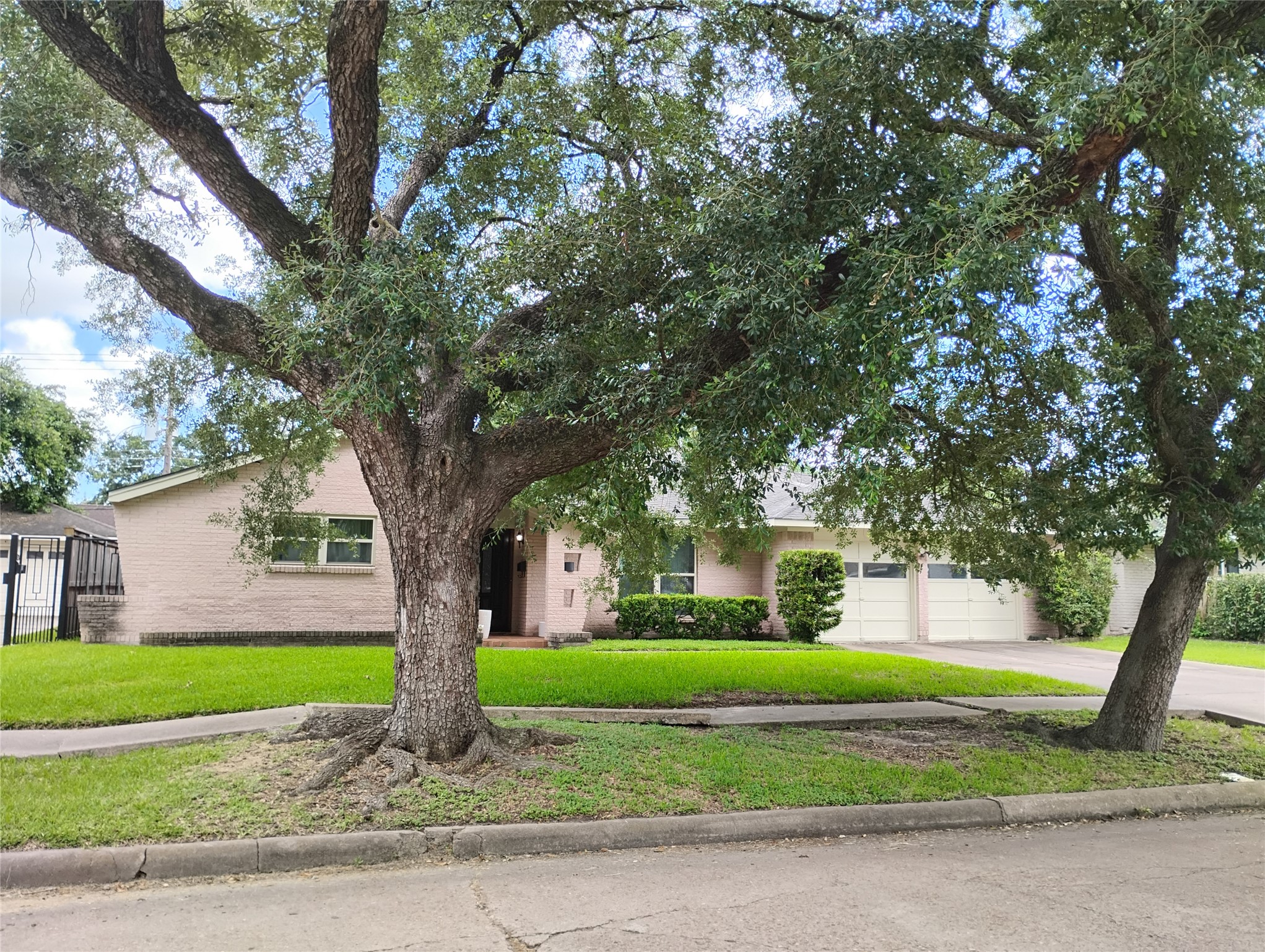 5431 Grape Street Houston, TX 77096 - Photo 3 of 39