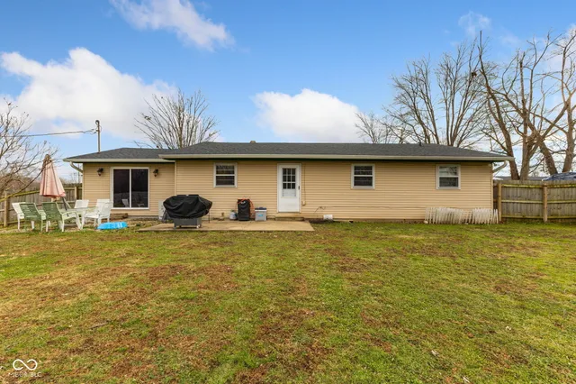 $299,900 | 8358 West Sycamore Road, Fairland, IN 46126