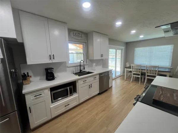 $315,000 | 402 Lyndale Drive, Highlands, TX 77562