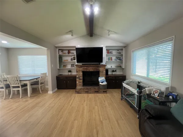 $315,000 | 402 Lyndale Drive, Highlands, TX 77562