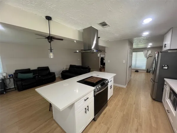 $315,000 | 402 Lyndale Drive, Highlands, TX 77562