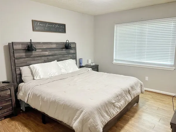 $315,000 | 402 Lyndale Drive, Highlands, TX 77562