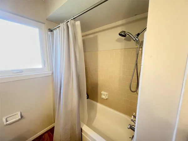 $315,000 | 402 Lyndale Drive, Highlands, TX 77562