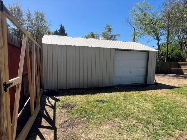 $315,000 | 402 Lyndale Drive, Highlands, TX 77562
