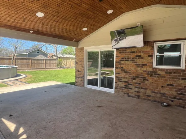$315,000 | 402 Lyndale Drive, Highlands, TX 77562