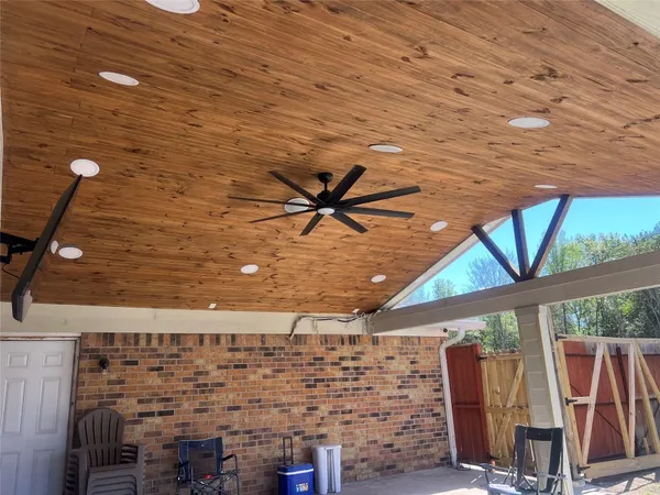 $315,000 | 402 Lyndale Drive, Highlands, TX 77562