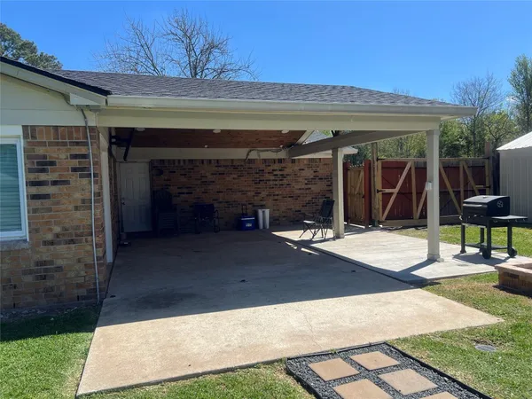 $315,000 | 402 Lyndale Drive, Highlands, TX 77562