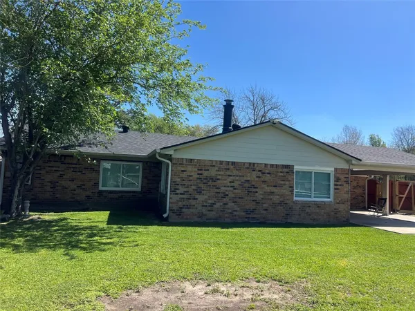 $315,000 | 402 Lyndale Drive, Highlands, TX 77562