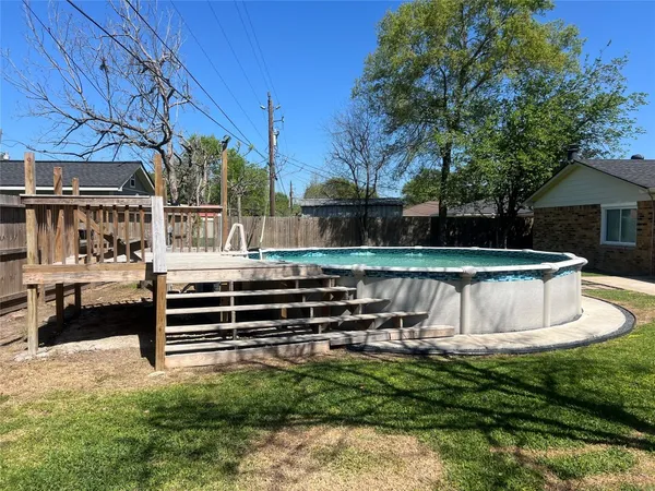 $315,000 | 402 Lyndale Drive, Highlands, TX 77562