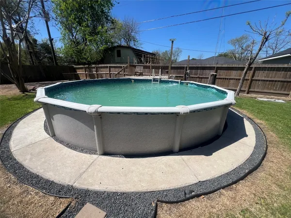 $315,000 | 402 Lyndale Drive, Highlands, TX 77562