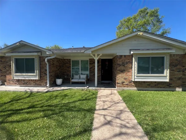 $315,000 | 402 Lyndale Drive, Highlands, TX 77562