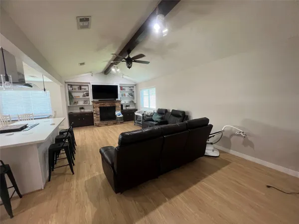 $315,000 | 402 Lyndale Drive, Highlands, TX 77562