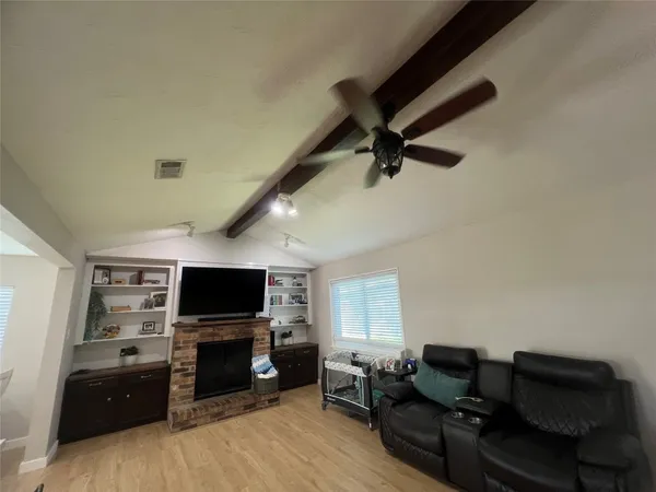 $315,000 | 402 Lyndale Drive, Highlands, TX 77562