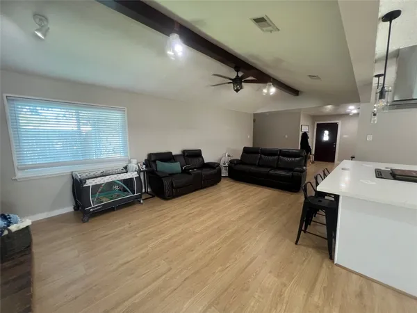 $315,000 | 402 Lyndale Drive, Highlands, TX 77562