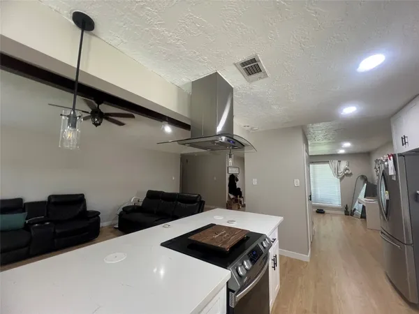 $315,000 | 402 Lyndale Drive, Highlands, TX 77562