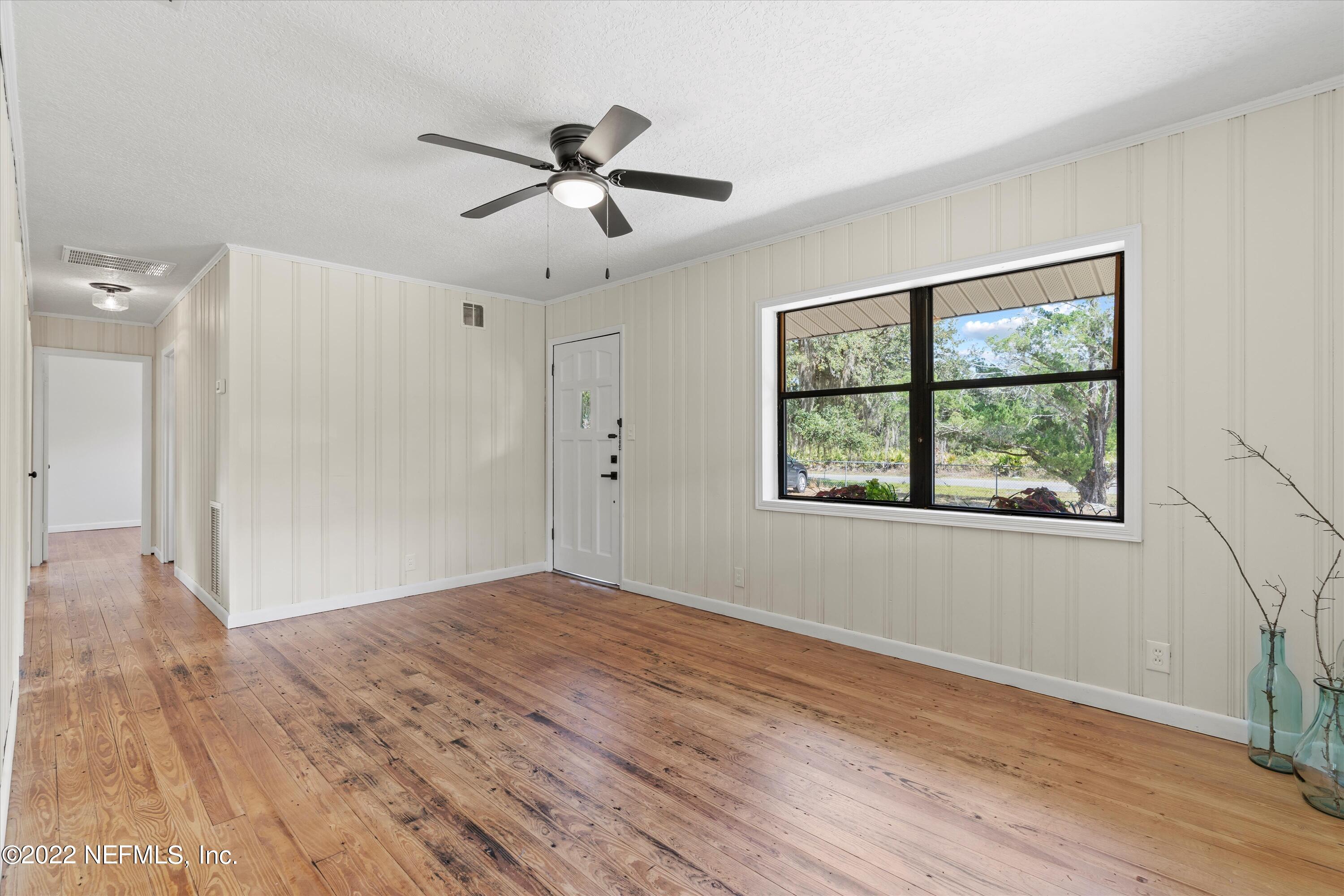 646 West River Road Palatka, FL 32177 - Photo 2 of 20 08-Living Room