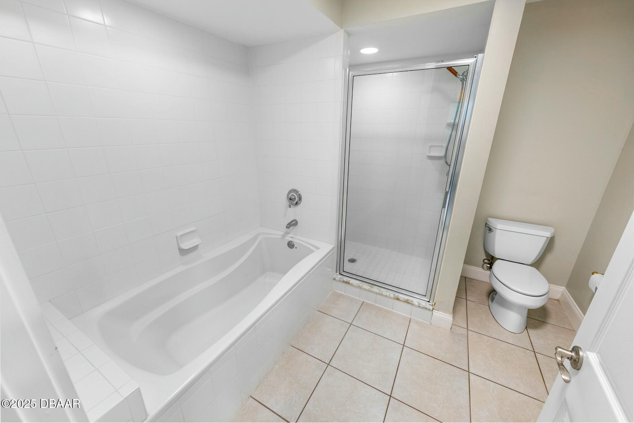 4623 Rivers Edge Village Lane, Unit 6204 Ponce Inlet, FL 32127 - Photo 16 of 51 a bathroom with a bathtub and toilet