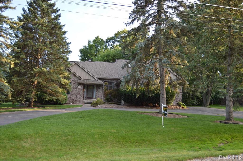 185 Nawakwa Road Rochester Hills, MI 48307 - Photo 1 of 23
