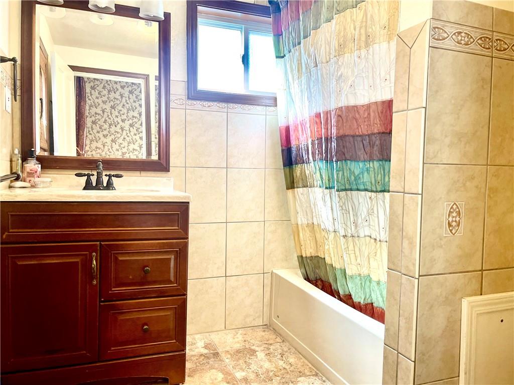 224 West Pearl Street Butler, PA 16001 - Photo 18 of 30 a bathroom with a sink and a bathtub