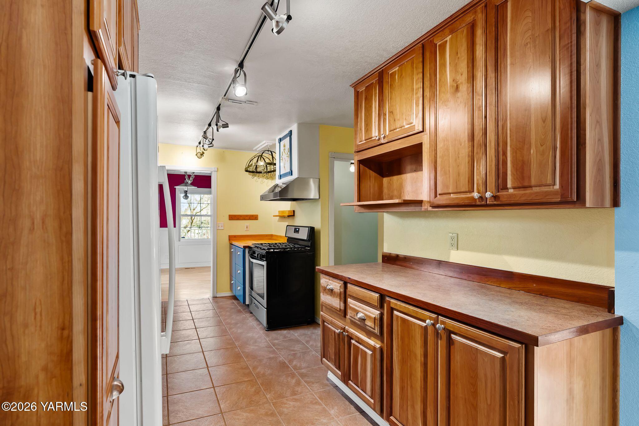 702 South 30th Avenue Yakima, WA 98902 - Photo 11 of 30 Kitchen
