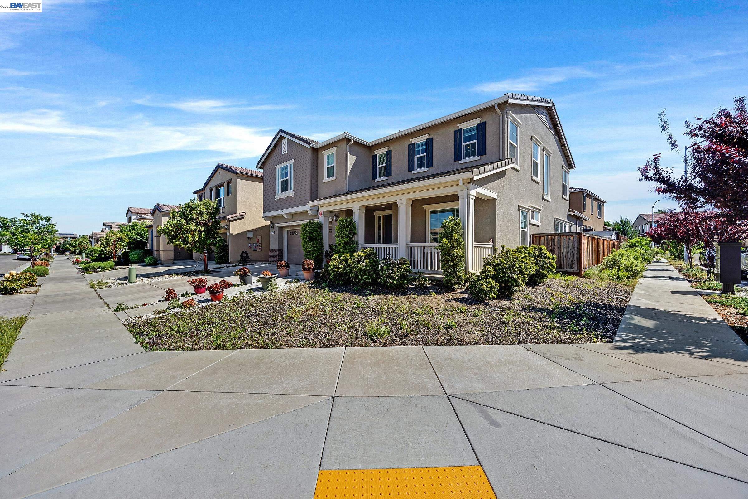 1710 Flora Way Tracy, CA 95376 - Photo 4 of 33