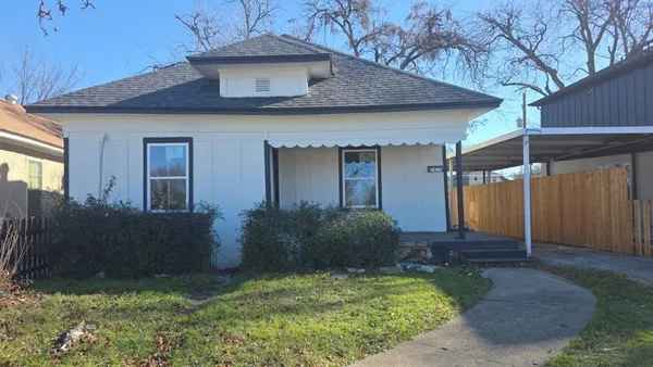a view of a house with backyard and garden