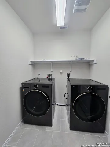 a close up view of a washer and dryer