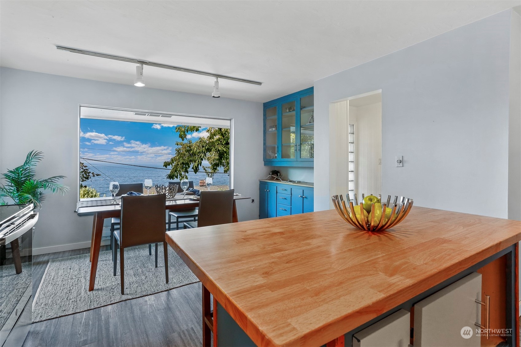 3245 Northwest Esplanade Seattle, WA 98117 - Photo 19 of 38 a living room with furniture and a potted plant
