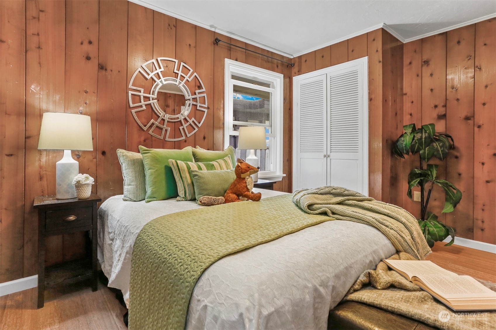 3245 Northwest Esplanade Seattle, WA 98117 - Photo 31 of 38 a bedroom with a bed and a lamp