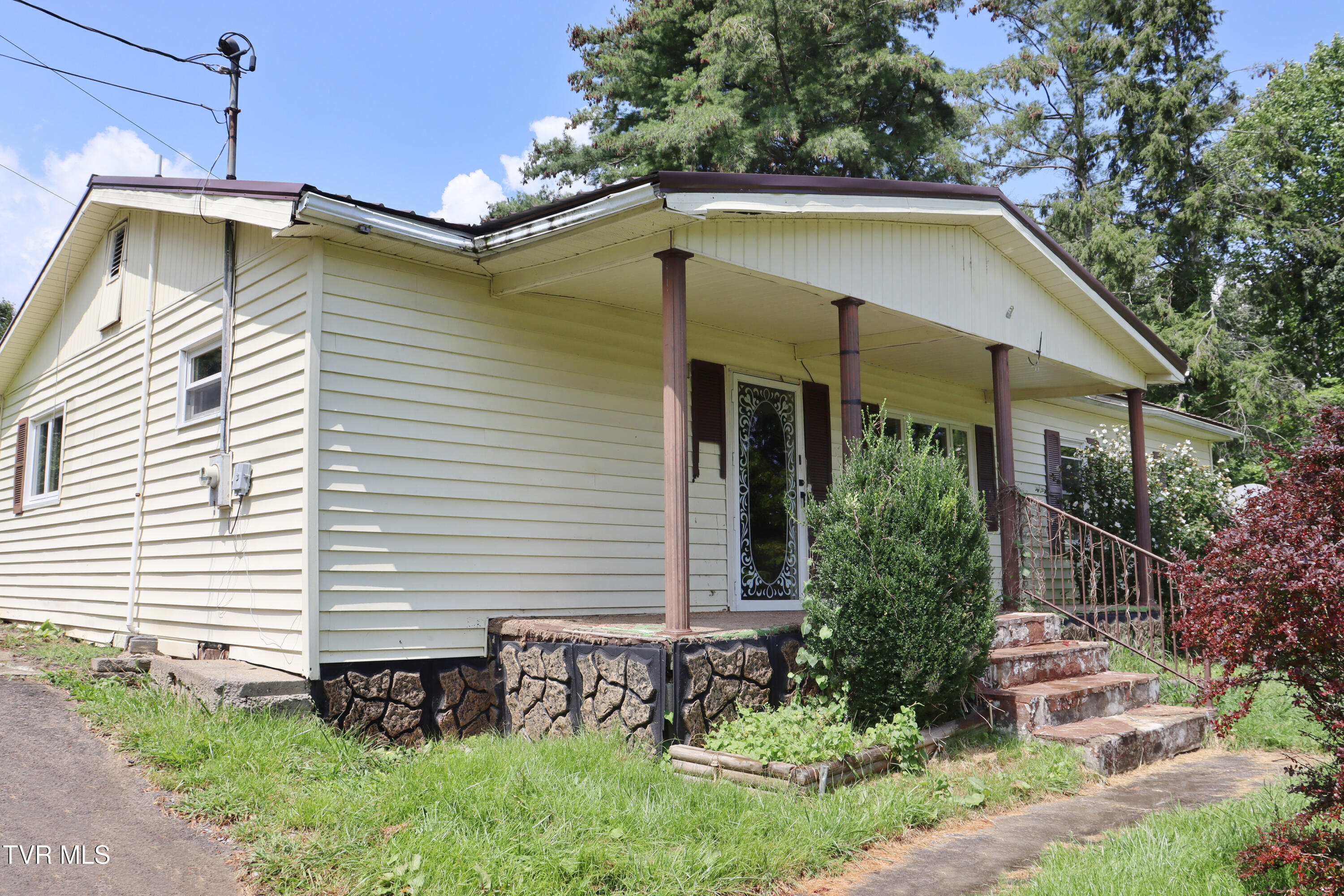 3849 Nealy Ridge Clinchco, VA 24226 - Photo 2 of 36 IMG_0166