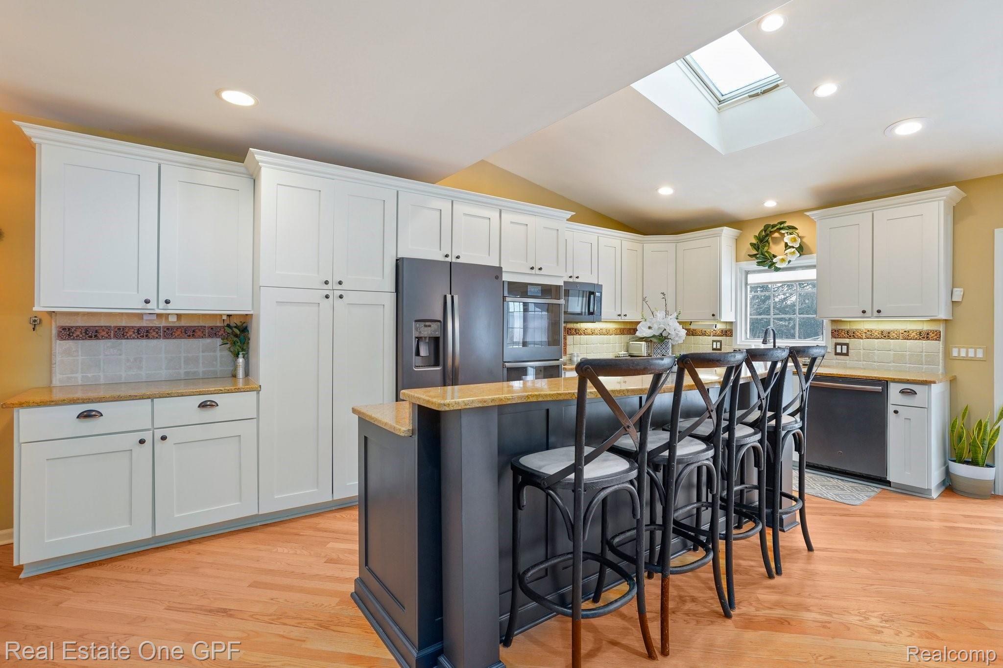 5-web-or-mls-1010 Whittier Ave Grosse Pointe Park - 05.jpg