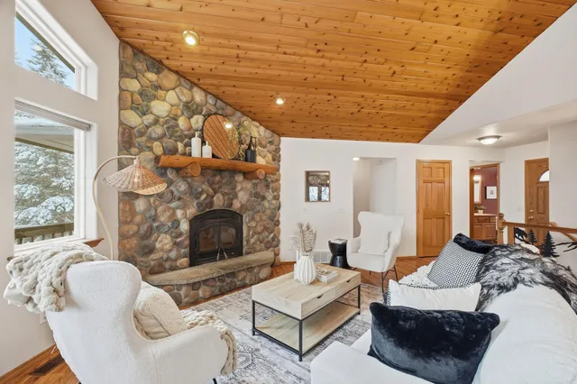 $824,900 | 30324 North Elk Chattaroy Road, Chattaroy, WA 99003