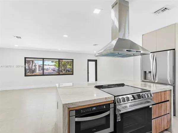 $899,400 | 610 Northeast 164th Terrace, North Miami Beach, FL 33162