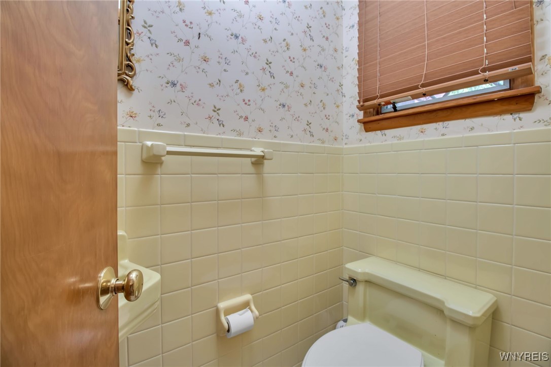 9324 Hunting Valley Road North Clarence, NY 14031 - Photo 14 of 32 Half Bath