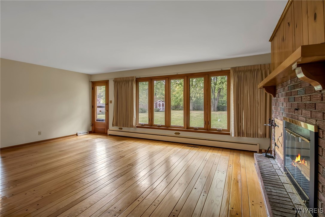 9324 Hunting Valley Road North Clarence, NY 14031 - Photo 5 of 32 Living Room
