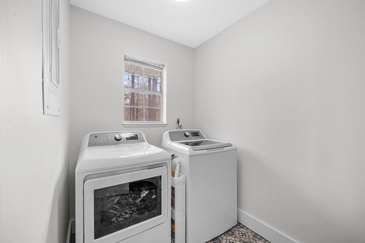 1011 Creel Street Fort Walton Beach, FL 32547 - Photo 10 of 30 a utility room with dryer and washer