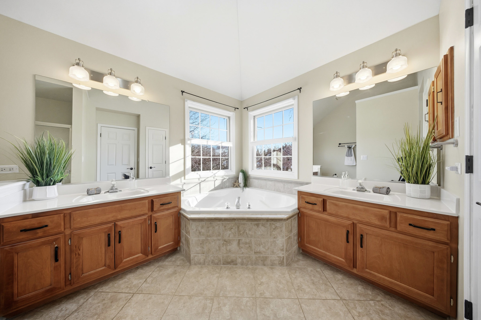 548 Arbor Lane Oswego, IL 60543 - Photo 21 of 46 a bathroom with a tub sink and mirror