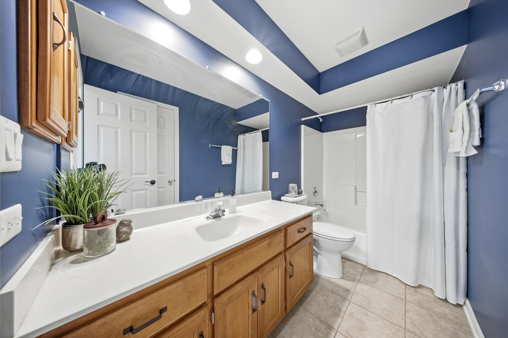 548 Arbor Lane Oswego, IL 60543 - Photo 31 of 46 a bathroom with a sink double vanity and a mirror