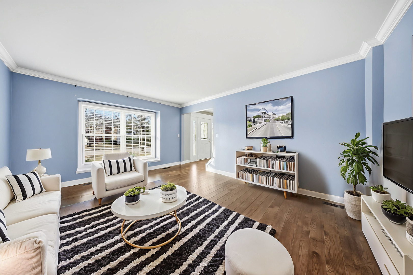 548 Arbor Lane Oswego, IL 60543 - Photo 6 of 46 a living room with furniture and a potted plant