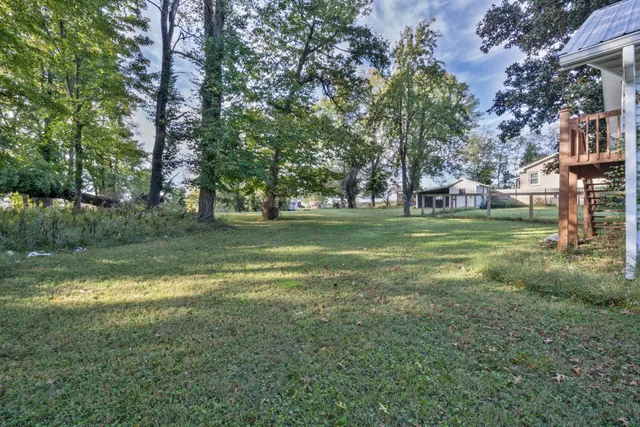 a view of back yard of the house