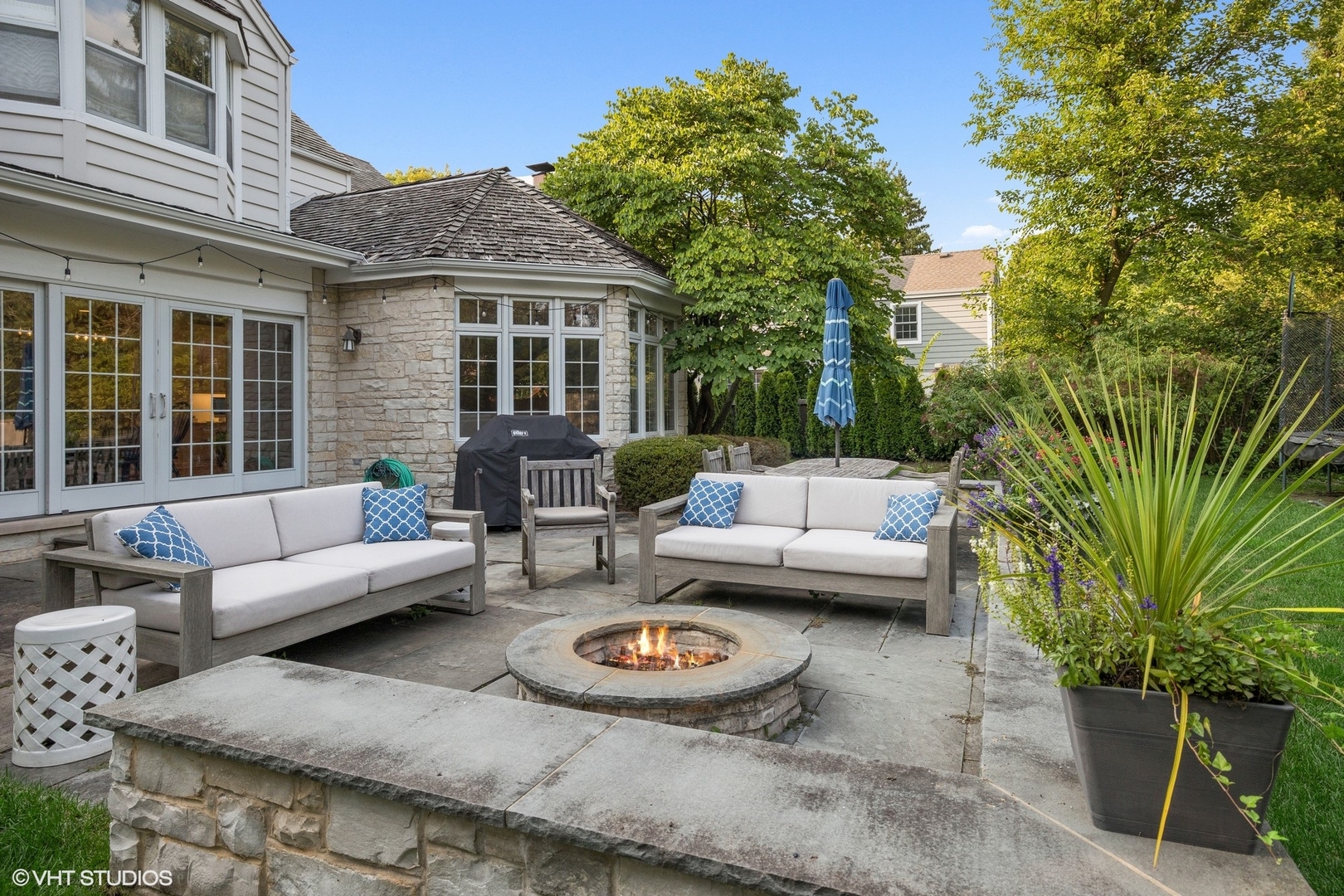918 Locust Road Wilmette, IL 60091 - Photo 31 of 35 a view of a patio with couches and a potted plant