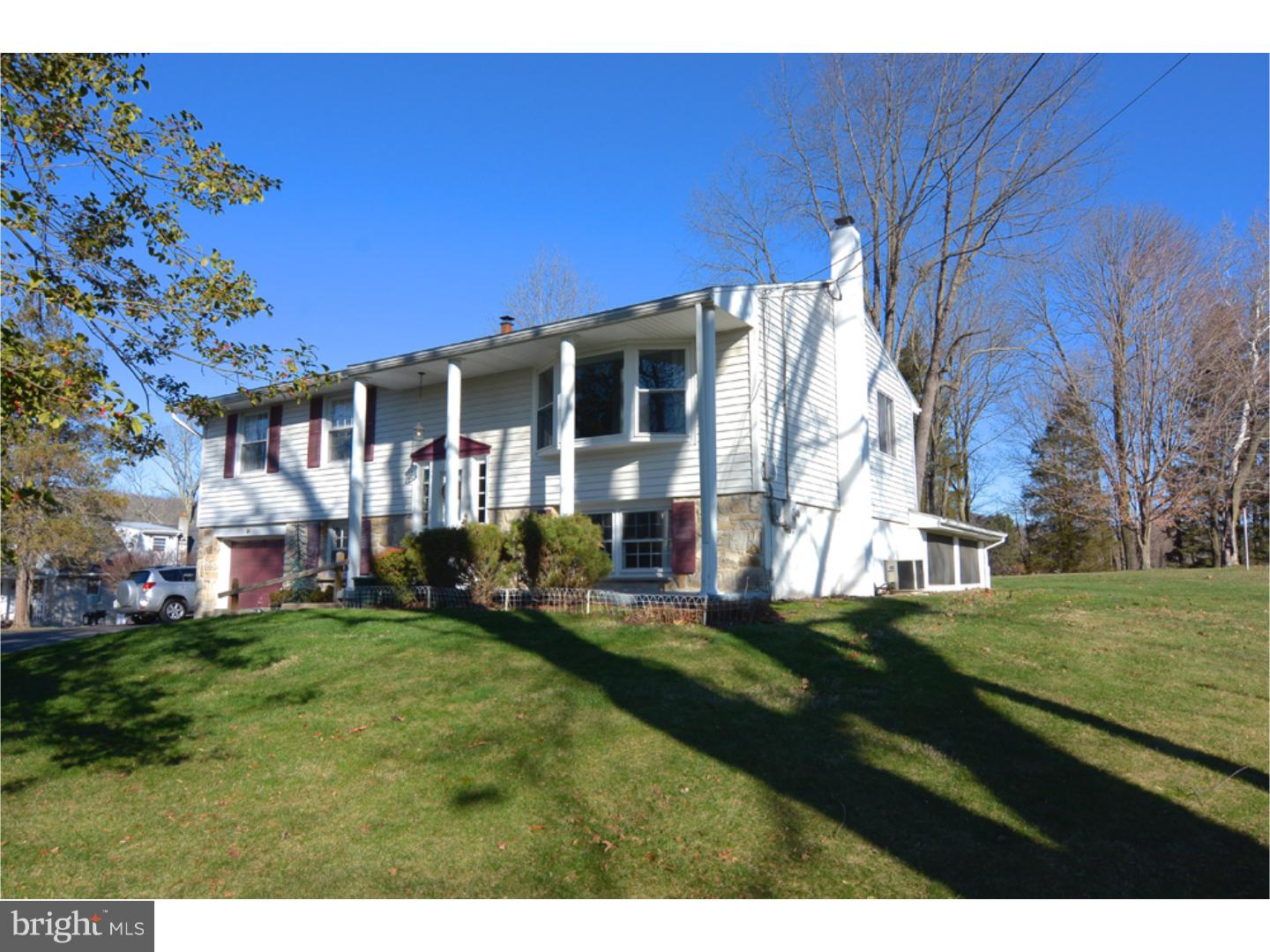 941 Shelbourne Road Reading, PA 19606 - Photo 2 of 25