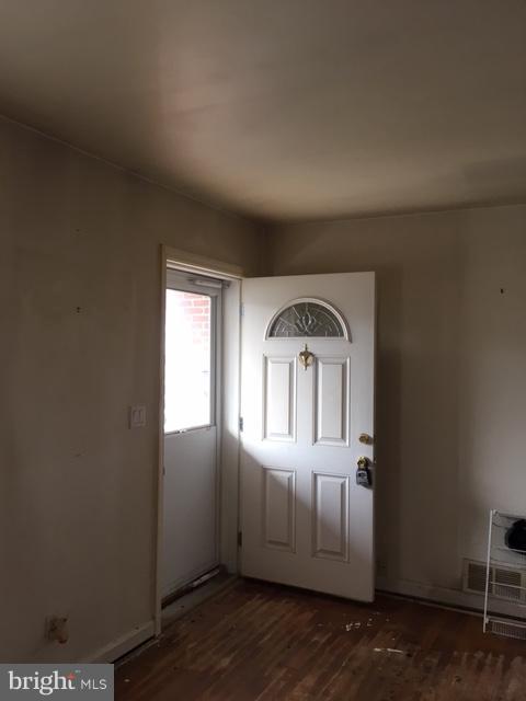 503 Elmwood Road Baltimore, MD 21206 - Photo 2 of 9 Living Room