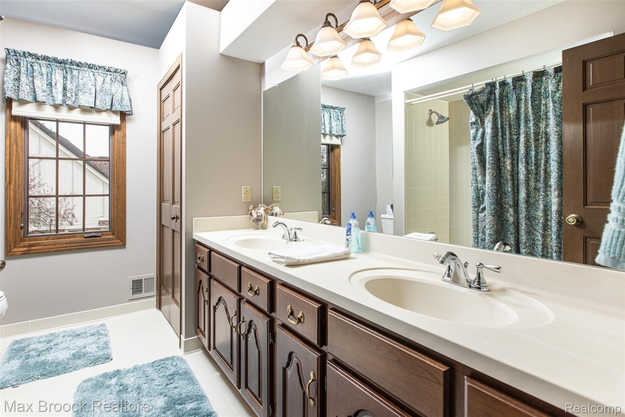 624 Foxhall Road Bloomfield Hills, MI 48304 - Photo 21 of 29 Second Floor Bath.jpg
