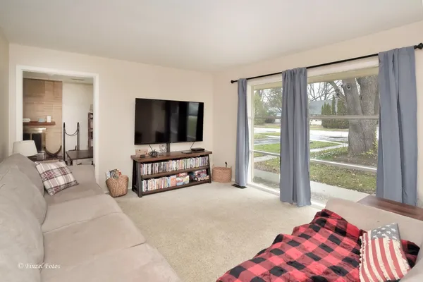 $289,900 | 425 East Broadway Avenue, Crystal Lake, IL 60014