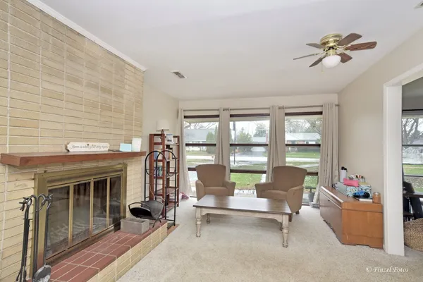 $289,900 | 425 East Broadway Avenue, Crystal Lake, IL 60014