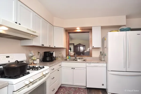 $289,900 | 425 East Broadway Avenue, Crystal Lake, IL 60014