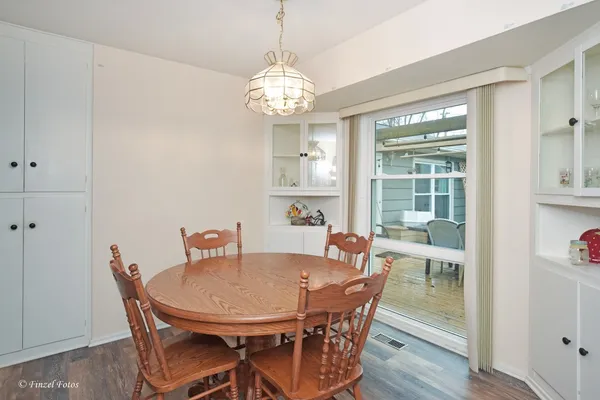 $289,900 | 425 East Broadway Avenue, Crystal Lake, IL 60014