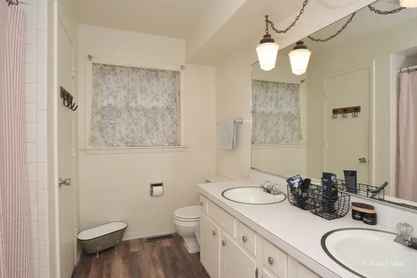$289,900 | 425 East Broadway Avenue, Crystal Lake, IL 60014