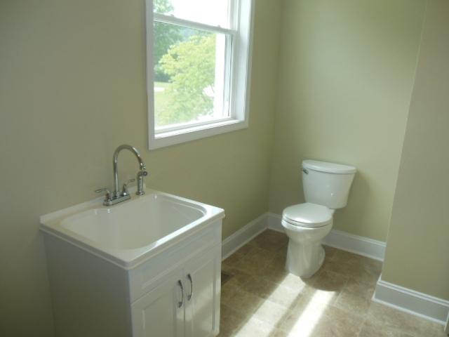 7010 Buckeye Road Roanoke, VA 24018 - Photo 15 of 17 DSCN2956